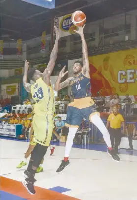  ?? SUNSTAR FOTO / ARNI ACLAO ?? IMPORTS REACT. Foreign student-athlete Sameen Swint (right) attempts a shot over fellow import Tosh Sesay in the Cebu Schools Athletic Foundation Inc. 2019.