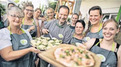  ?? RP-FOTO: RALPH MATZERATH ?? Es muss nicht immer Fleisch sein: Fachmann Volker Elm bereitete mit den Damen am Grill ein Menü zu mit Gemüse, Fisch und Schokotört­chen.