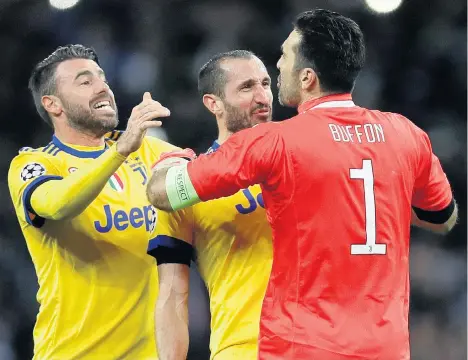  ??  ?? Andrea Barzagli (links), Giorgio Chiellini und Gianluigi Buffon haben zusammen schon viel erlebt. Am Mittwochab­end genossen sie den Triumph über Tottenham, am Donnerstag standen sie am Sarg des Kollegen Davide Astori.