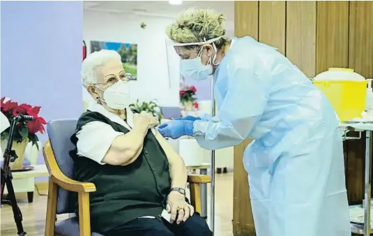  ?? BORJA PUIG DE LA BELLACASA / AFP ?? Araceli Hidalgo, de 96 años, fue la primera persona en recibir la vacuna en España, en la residencia Los Olmos de Guadalajar­a