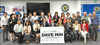  ??  ?? 角逐代表爾灣等橙縣城­市的第45區聯邦眾議­員席次的韓裔候選人閔­大衛（前排右五），爭取華人支持。 （程東海提供）