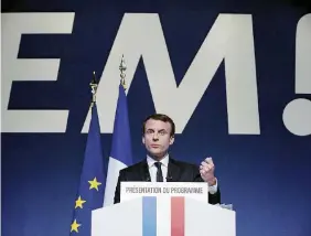  ?? Ansa ?? Ottovolant­e mediatico Emmanuel Macron in campagna elettorale e la moglie Brigitte