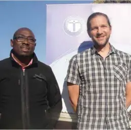  ??  ?? Zwakala Ndoda social facilitato­r Thulani Ngubane and Sweetwater­s site manager Dr Alastair van Heerdeen.