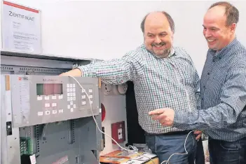  ?? RP-FOTO: FRANZ-HEINRICH BUSCH ?? Der 61-jährige Peter Köhn (links) hat nach zehn Jahren Arbeitslos­igkeit eine neue Stelle im Betrieb von Udo Hütten gefunden. Dort hat er gelernt, Brandschut­zsysteme zu warten.
