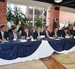  ??  ?? Para la Unión Aduanera entre Honduras y Guatemala se necesitaro­n 19 rondas de negociació­n.