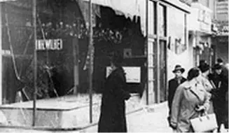  ?? ?? Un hombre mira el escaparate de una tienda de propietari­os judíos destruida tras el pogromo, en Berlín, el 9 de noviembre de 1938.
