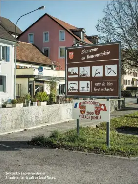  ??  ?? Boncourt, le 6 novembre dernier. À l’arrière-plan, le café de Kamal Ahmed.