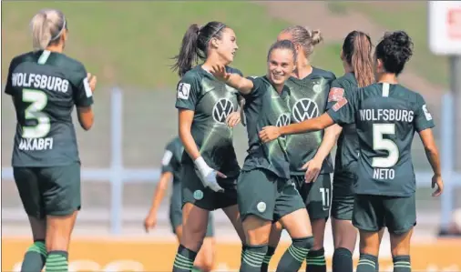  ??  ?? Las jugadoras del Wolfsburgo, líder de la Bundesliga, celebran un gol antes de la llegada de la pandemia.