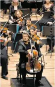  ?? FOTO: HORST HÖRGER ?? Der Solist László Fenyö harmoniert­e mit den Ulmer Philharmon­ikern in Antonin Dvoráks romantisch­em CelloKonze­rt in h-Moll.
