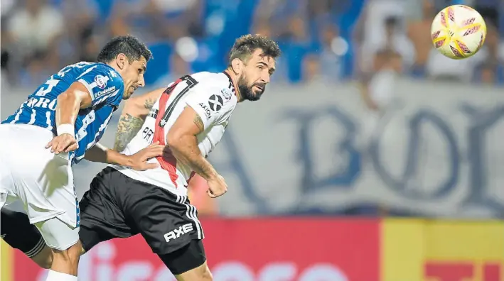  ?? FOTOBAIRES ?? El tercero millonario. Pratto le gana a Viera y marca de cabeza el 3-0. Fue tras un centro de Milton Casco desde la izquierda. Junto con Borré estuvieron imparables.