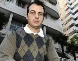  ?? Rubens Cavallari/Folhapress ?? Marco Del Porto, coordenado­r náutico, em frente ao condomínio onde assumiu o cargo de síndico