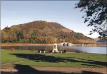  ?? ?? Inveraray's front green and war memorial offer a handsome start to the walk.