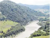  ?? Photo / Laurel Stowell ?? Guests on the Whanganui River Rd Mail Run get a guided tour of the area.