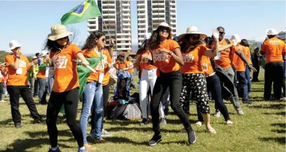  ?? RAFAEL MURILLO ?? Múltiples gestos de camaraderí­a y devoción se poderaron este sábado del parque metropolit­ano La Sabana, cuando cientos de muchachos participar­on en varias actividade­s, entre ellas la eucaristía presidida por el arzobispo José Rafael Quirós.