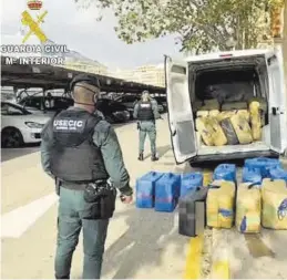  ?? GUARDIA CIVIL ?? Miembros de la USECIC junto a los 65 fardos incautados en Vinaròs.