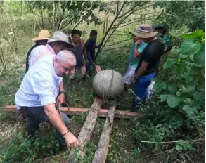  ?? MUSeo nACionAl ?? La comunidad ayudó a los arqueólogo­s a transporta­r la esfera desde el lugar del hallazgo hasta la escuela.