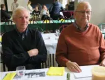  ??  ?? Christiaan Dhondt (rechts) en Herman Van den Langenberg­h zullen hun dagelijkse praatje missen.