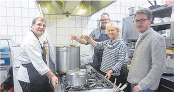  ?? FOTO: RAPP-NEUMANN ?? Viele Köche verderben die auf dem Herd köchelnde Wildkraftb­rühe nicht. Von links Wolfgang Kirsch, Armin Ohrnberger, Rosi Ilg, David Bölstler.