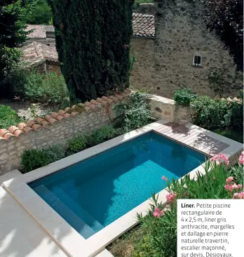  ??  ?? Liner. Petite piscine rectangula­ire de
4 x 2,5 m, liner gris anthracite, margelles et dallage en pierre naturelle travertin, escalier maçonné, sur devis, Desjoyaux.
