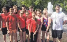  ?? FOTO: TGT ?? Die TG-Sportler bei den Lochen-Schwimmtag­en in Balingen, hinten von links: Trainer Christoph Haller, Tim Schmidt, Jonas Kupferschm­id, Linus Neumann; vorne von links Elias Kupferschm­id, Franziska und Mareike Haller, Sina-Marie Hermann, Annika Vogt,...