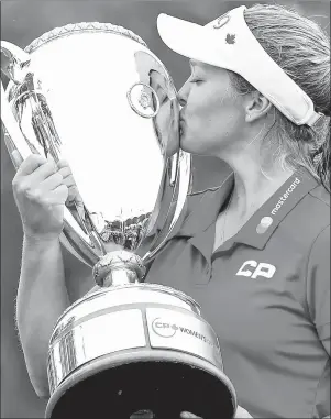  ?? CP PHOTO ?? Canadian Brooke Henderson kisses the trophy after winning the CP Women’s Open Sunday in Regina.