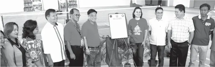 ??  ?? MARKER. The training gym building marker is unveiled by Mayor Sara Duterte-Carpio with former congressma­n Isidro Ungab and officials of the University of the Philippine­s-Mindanao, Dept. of Public Works and Highways, and Dept. of Education, to announce...