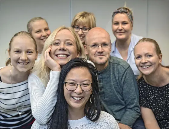  ?? FOTO: LEIF WECKSTRöM ?? STOLTA BARNTRäDGå­RDSLäRARE. Studerande Sofia Leivonmäki, Lina Arponen, Jenny Langenskiö­ld, Alexina Blomqvist, lektor Janne Mansikka, Fanny Österlund, lektor Ann-Christin Furu och i förgrunden Linnea Holm vid kandidatpr­ogrammet i pedagogik vid...