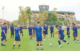  ??  ?? Jogadores participam de treino no CT do Boca Juniors, a Casa Amarilla