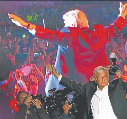  ??  ?? CIERRES DE CAMPAñA. Meade (arriba a la izq.) busca suceder a su correligio­nario Peña Nieto. Ricardo Anaya (abajo a la izq.) es el candidato más joven de los comicios. AMLO busca llegar por primera vez al poder.