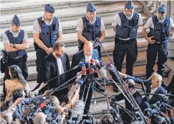  ?? FOTO: DPA ?? Die Rechtsanwä­lte Romain Delcoigne (Mitte, links) und Sven Mary, Verteidige­r des angeklagte­n IS-Terroriste­n Abdeslam, kündigten an, mit ihrem Mandanten zu erörtern, ob er in Berufung gehen wolle.