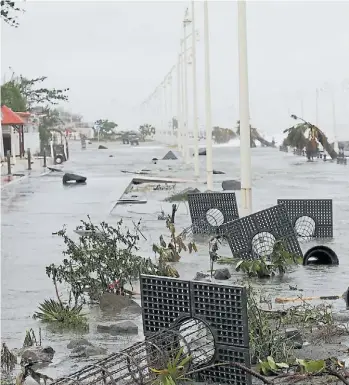  ?? REUTERS ?? Inundacion­es. La isla francesa de Guadalupe quedó cubierta por la lluvia y el mar.