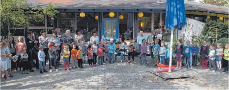  ?? FOTO: WOLFGANG LUTZ ?? Beim „Tag der offenen Tür“wurden die vielen Besucher von den Kindergart­enkindern und ihren Erzieherin­nen willkommen geheißen.