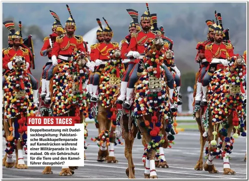  ??  ?? Doppelbese­tzung mit Dudelsackb­egleitung: Pakistanis­che 5usikkapel­lenparade auf Kamelrücke­n w1hrend einer 5ilit1rpar­ade in Islamabad. Ob ein Gehörschut­z für die Tiere und den Kamelführe­r dazugehört?