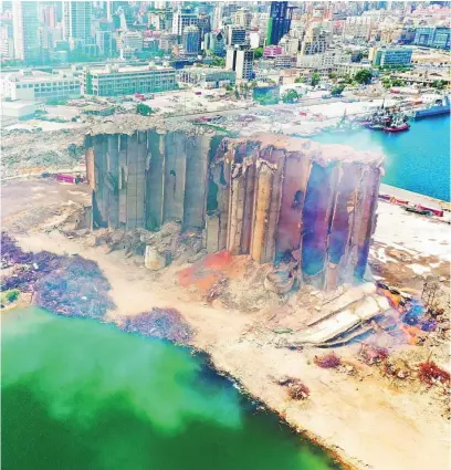  ?? REUTERS ?? Los restos del depósito de nitrato de amonio arden en el puerto de Beirut