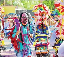  ??  ?? Se contó con la presencia de cientos de danzantes pertenecie­ntes a 73 grupos distintos de todo el Estado.