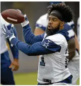  ?? MAX FAULKNER / FORT WORTH STAR-TELEGRAM ?? Aleaner and less-stressed EzekielEll­iott works on his receiving skills at training camp in Oxnard, Calif.