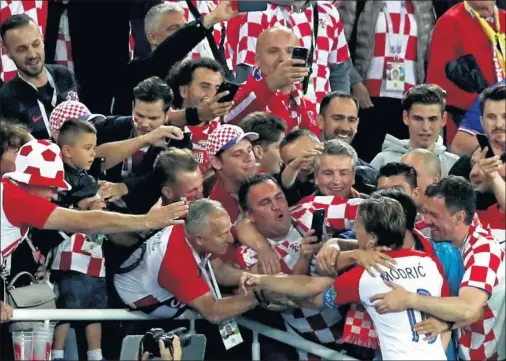  ??  ?? LOCURA CROATA. Modric celebró su gol de penalti yendo a abrazarse con algunos de los 6.000 hinchas croatas en el Estadio de Kaliningra­do.