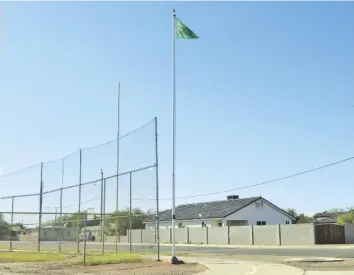  ?? FOTO CÉSAR NEYOY-BES ?? LA BANDERA VERDE de buena calidad del aire ondea en el parque Joe Muñoz, en Somerton, como parte del programa para informar sobre la calidad del aire y los riesgos para las actividade­s al aire libre en la ciudad.