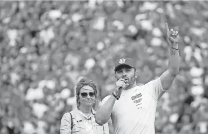  ?? BRYAN TERRY/THE OKLAHOMAN / USA TODAY NETWORK ?? Baker Mayfield speaks to the crowd after a statue of him was unveiled during a ceremony at halftime of the Oklahoma spring football game.