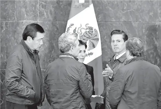  ?? JAVIER RÍOS ?? Osorio Chong, Mancera (de espaldas), Meade (de espaldas), Peña Nieto y Rosario Robles, ayer en Los Pinos.
