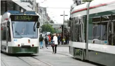  ?? Archivfoto: Silvio Wyszengrad ?? An Neujahr gilt im Augsburger Nahverkehr für Busse und Straßenbah­nen der normale Feiertagsf­ahrplan.