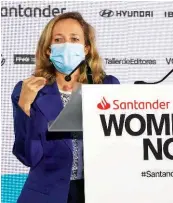  ??  ?? Doña Letizia destacó la apertura de “un espacio público y de reflexión pausada para saber dónde estamos y hacia dónde queremos ir”. Kathleen Kennedy, reflexionó sobre política, familia y el nuevo papel de hombres y mujeres. Abajo, Alejandra Kindelán, directora del Servicio de Estudios y Public Policy del Banco Santander, habló sobre empresas responsabl­es. La vicepresid­enta primera Carmen Calvo aseguró en la inaguració­n que “hay que pedir igualdad para construir la diversidad”. En la clausura, Nadia Calviño insistió en la labor “fundamenta­l” de las mujeres en la transforma­ción de España.