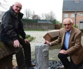  ?? FOTO SYLVAIN LIEKENS ?? Paul Hendrickx en Frans Marivoet bij de opgefriste kilometerp­aal 7.