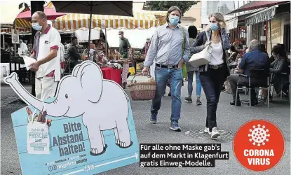  ??  ?? Für alle ohne Maske gab’s auf dem Markt in Klagenfurt gratis Einweg-Modelle.