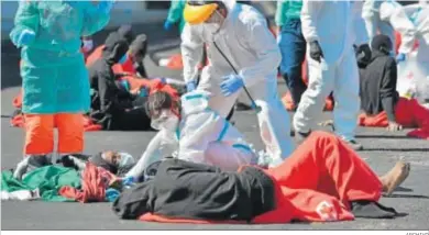  ?? ARCHIVO ?? Imagen de archivo de un rescate de inmigrante­s en la isla de El Hierro el pasado mes de febrero.