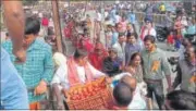  ??  ?? Hundreds of farmers distribute­d their produce free of cost to protest low prices of vegetables in Raipur on Monday. HT PHOTO