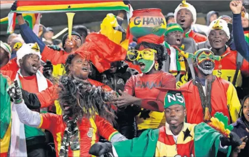  ??  ?? Aficionado­s de Ghana en el partido de su selección ante Estados Unidos.