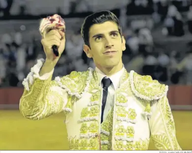  ?? FOTOS: JUAN CARLOS MUÑOZ ?? Germán Vidal ‘El Melli’ sostiene la única oreja de la novillada de ayer en La Maestranza de Sevilla.