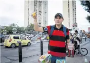  ?? CÉSAR BOLÍVAR ?? Un venezolano que vende productos en la calle.