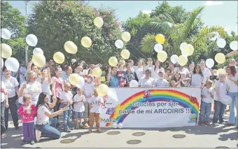  ??  ?? Niños, jóvenes, familiares y sus médicos se comprometi­eron vencer al cáncer infantil.